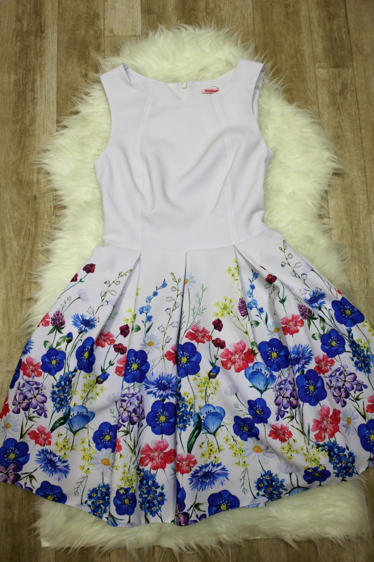 Dámské společenské šaty bez rukávů se model 15042960 sukní a páskem bílé Bílá / 40 - BICOTONE Velikost: 36, Barvy: krémová s květinovým vzorem