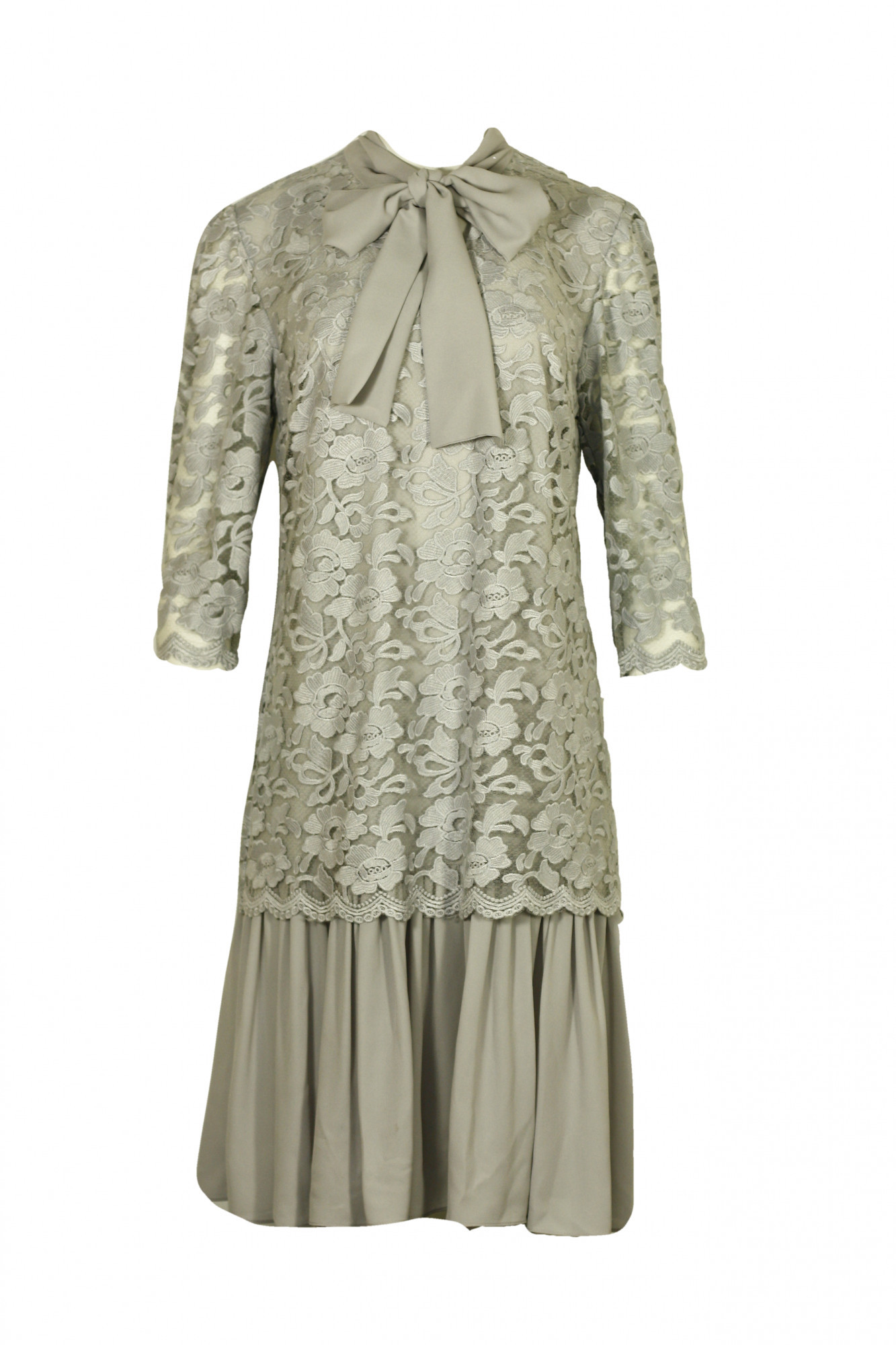 Dámské krajkované šaty s vázačkou a volánem - 0220M18 Glam šedá 42