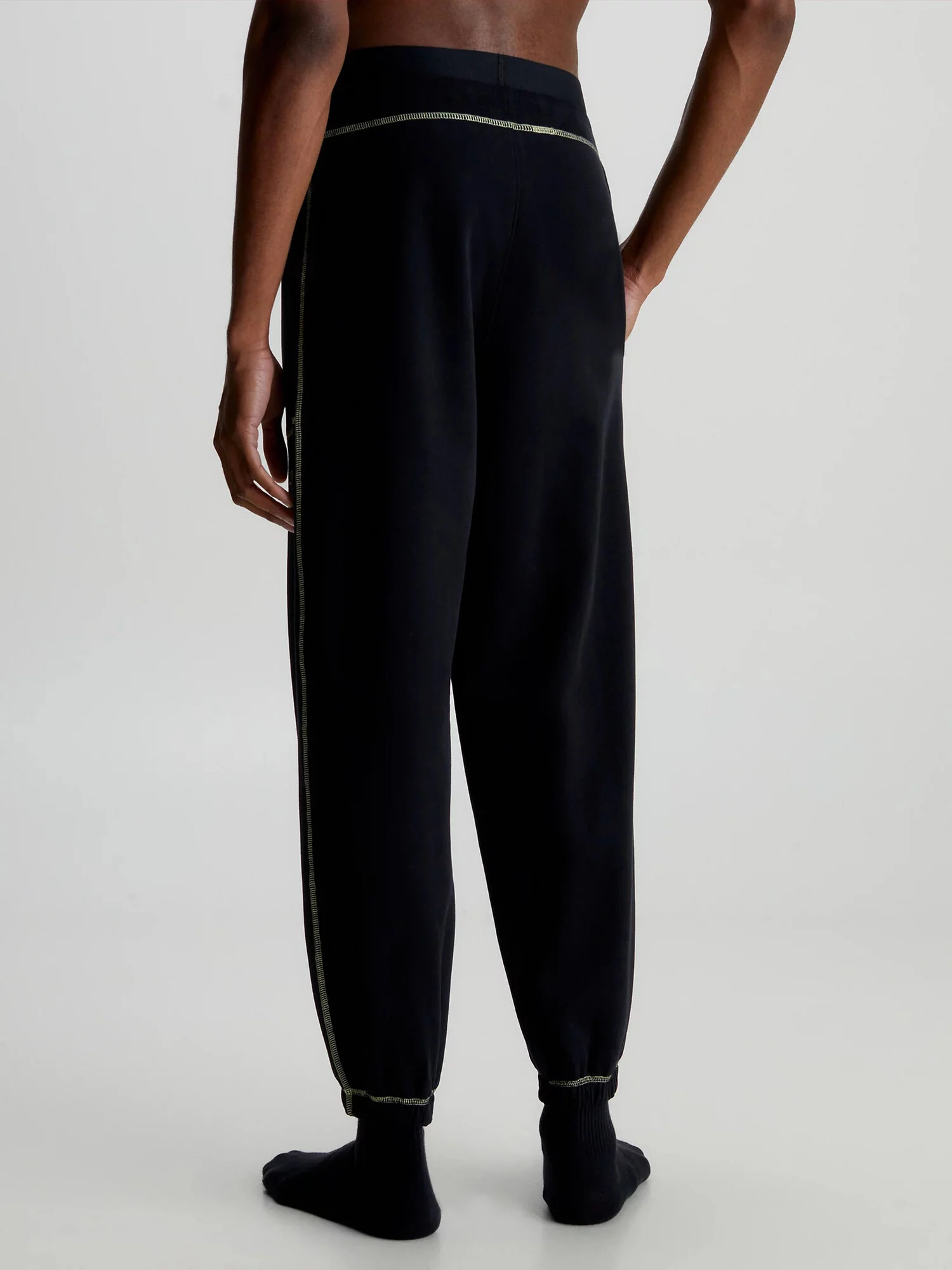 Pánské teplákové kalhoty NM2459E UB1 černé - Calvin Klein L (obrázek 4)