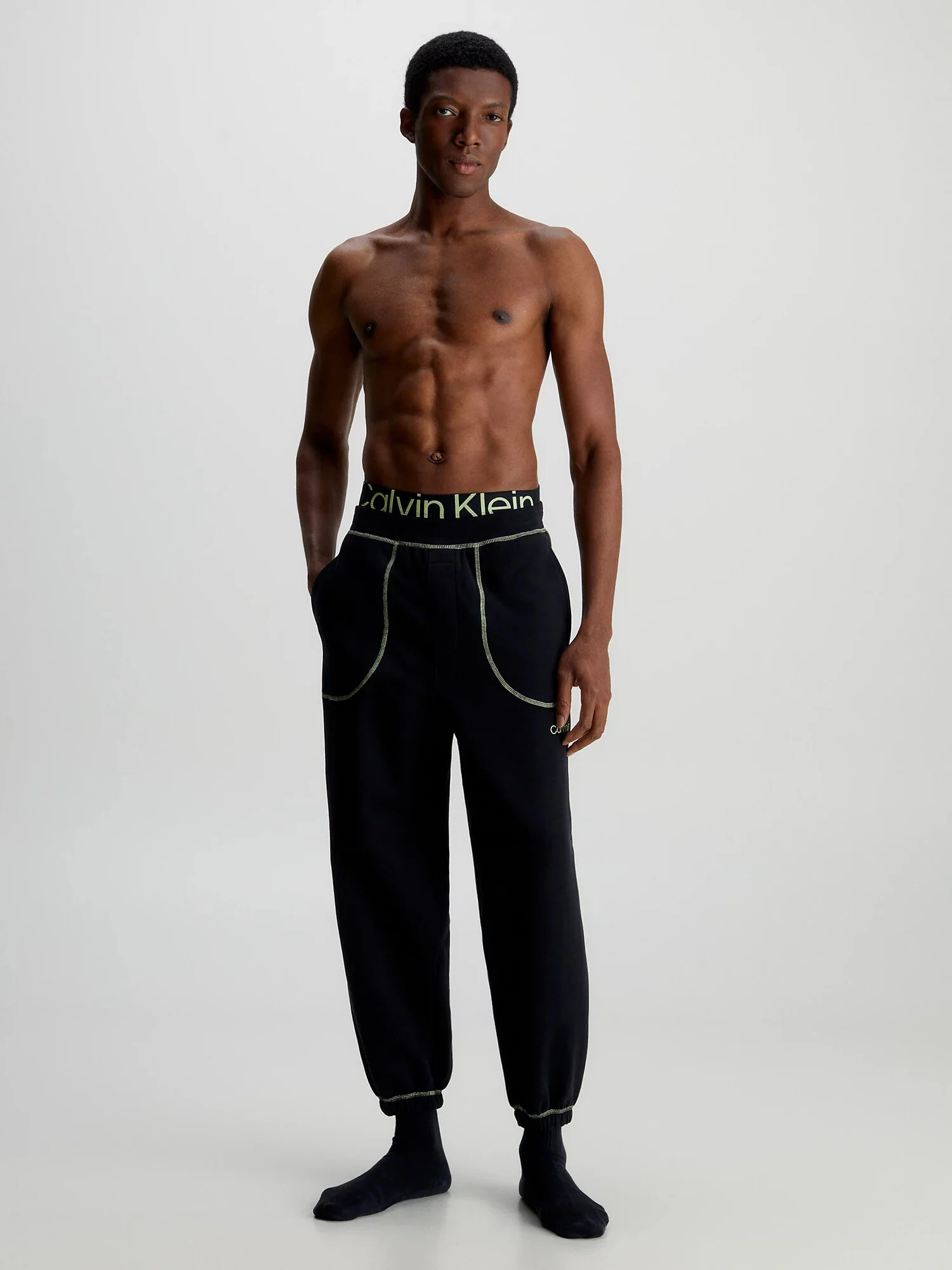 Pánské teplákové kalhoty NM2459E UB1 černé - Calvin Klein L (obrázek 3)