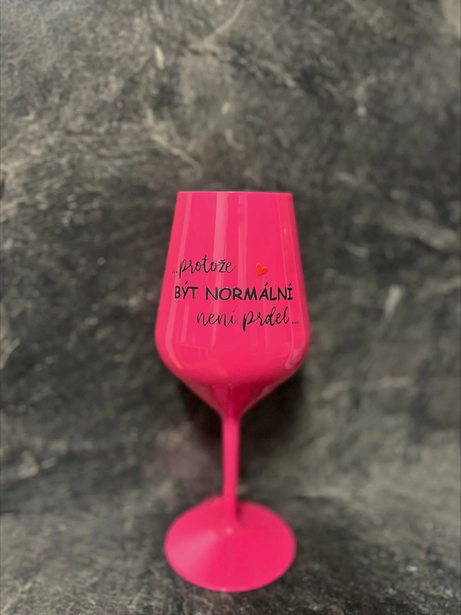 ...PROTOŽE BYŤ NORMÁLNY NIE JE ŽART... - ružový nerozbitný pohár na víno 470 ml UNI