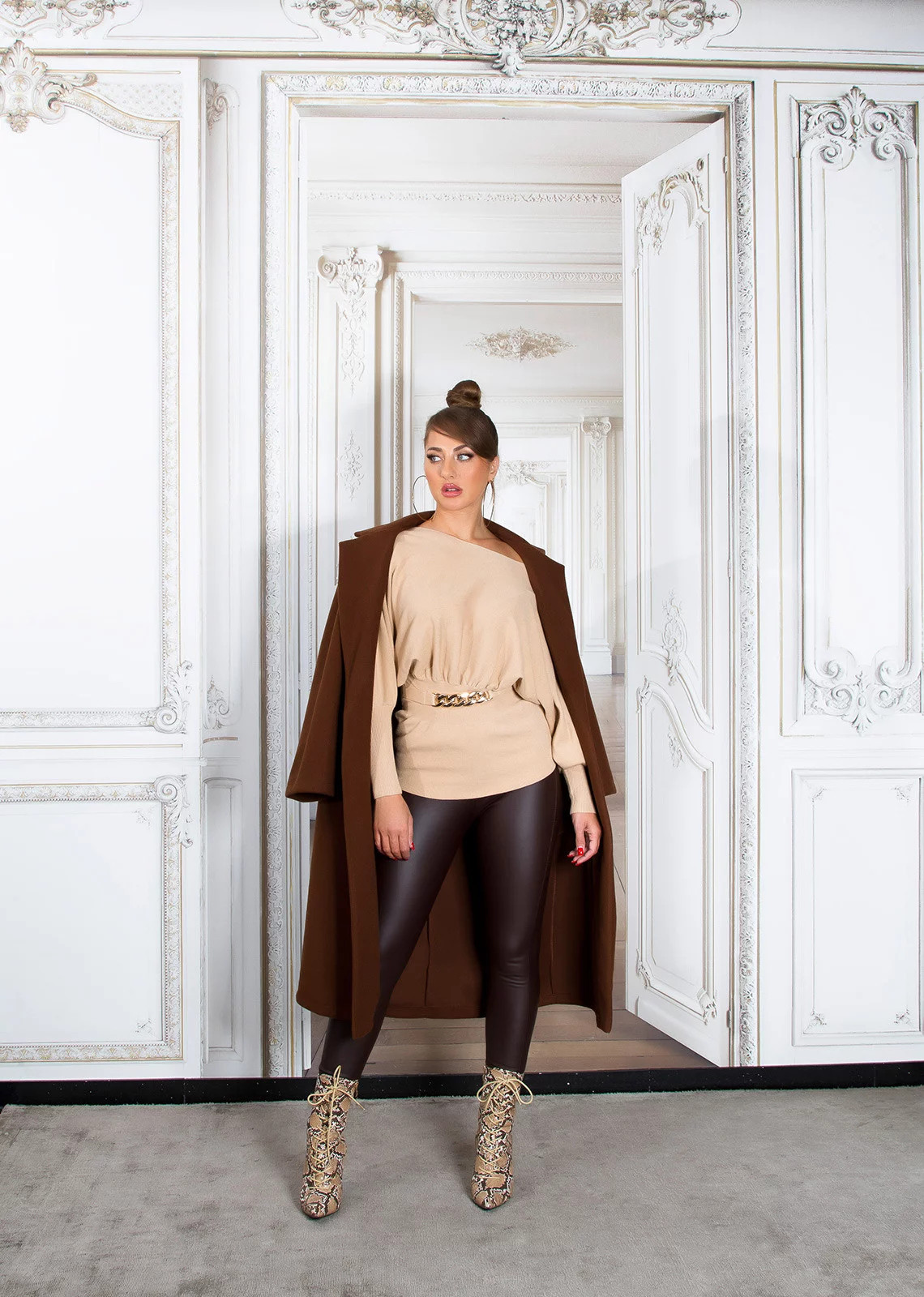 Sexy vypasovaný svetr 9295 - In Stylefashion UNI hnědá (obrázek 14)
