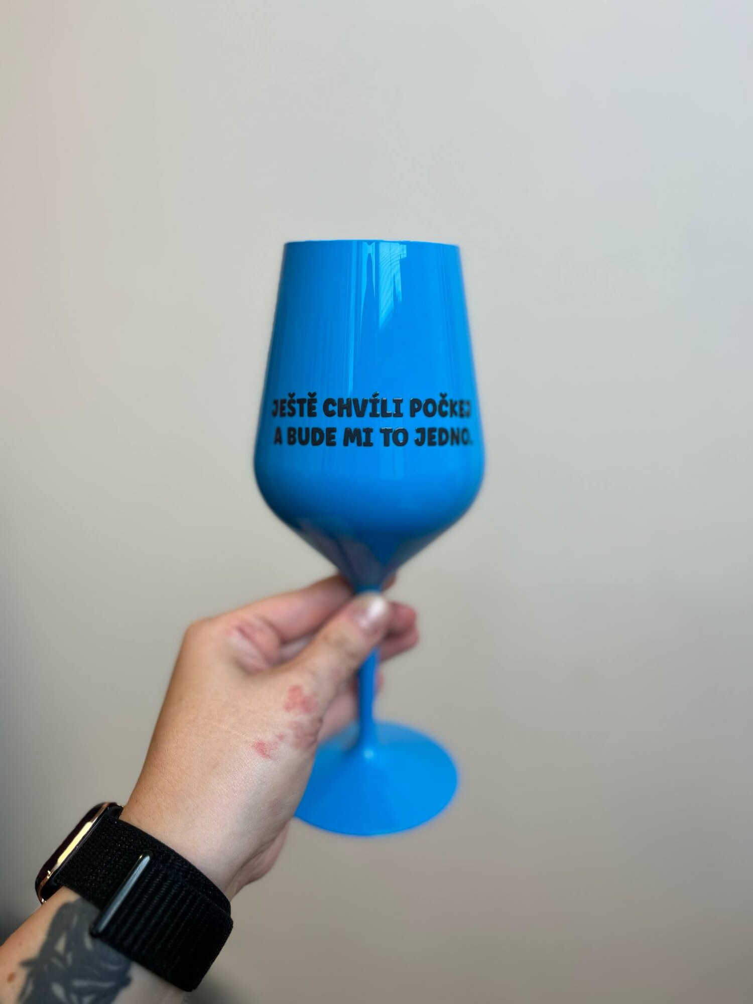 E-shop Počkajte chvíľu a ja sa postarám - modrý nerozbitný pohár na víno 470 ml