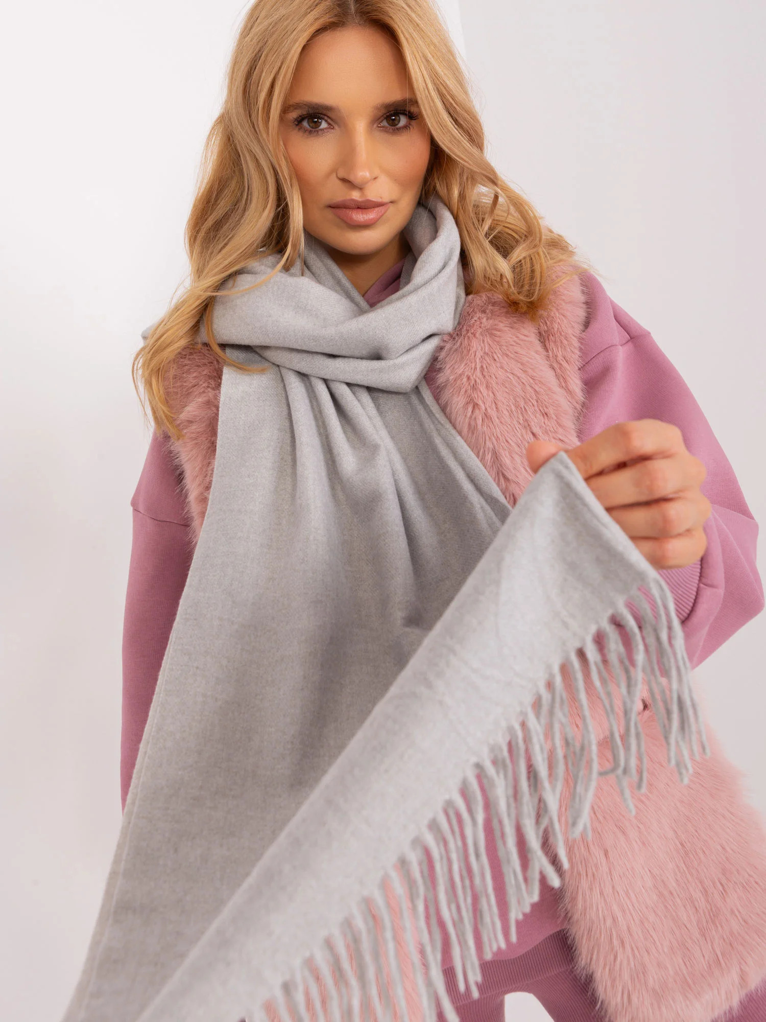 Levně Dámský šátek AT SZ 23185.73P šedá - Fashion Classic one size