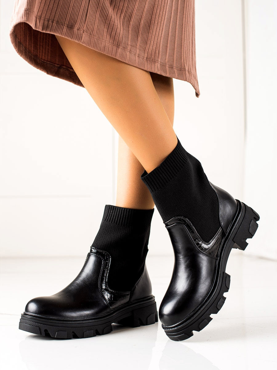 Krásné kotníčkové boty černé dámské na plochém podpatku 38