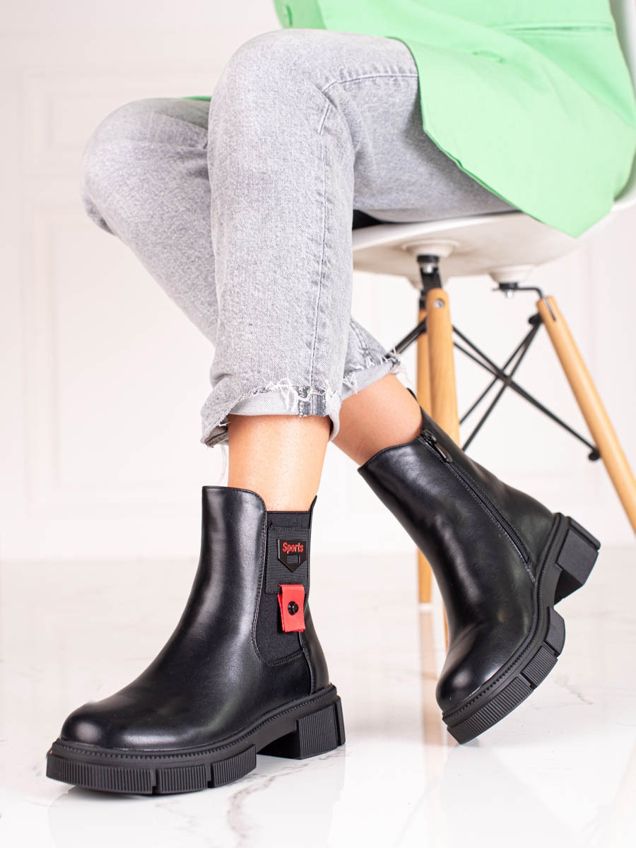 Moderní dámské černé kotníčkové boty na plochém podpatku 38