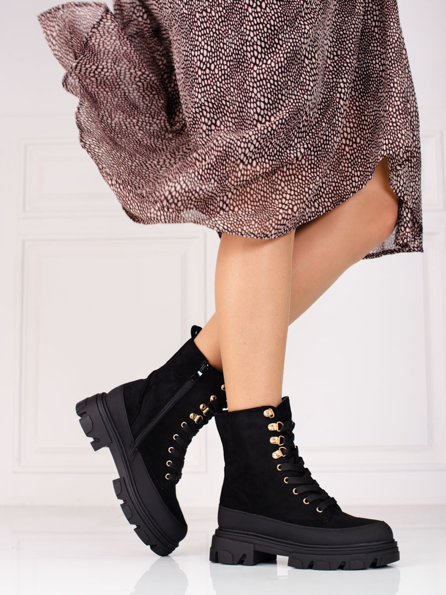 Pěkné černé dámské kotníčkové boty na plochém podpatku 39