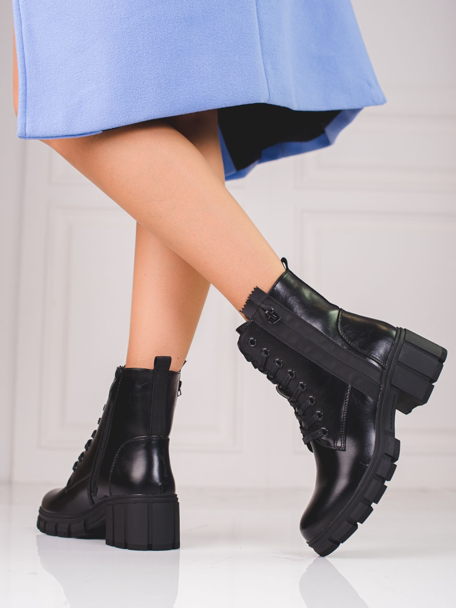 Krásné černé dámské kotníčkové boty na plochém podpatku 38