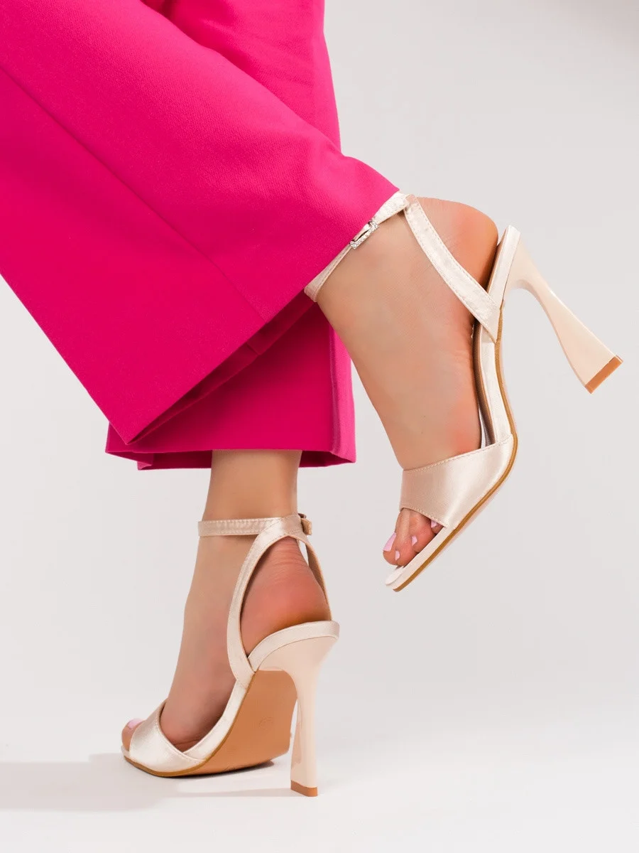 Výborné dámske sandále hnedé na ihličkovom podpätku 39