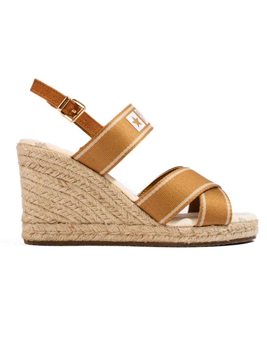 Jedinečné hnedé sandále na klinoch pre ženy 37