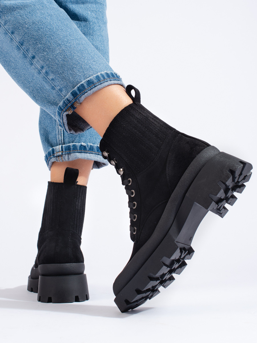 Moderní černé dámské kotníčkové boty na plochém podpatku 36