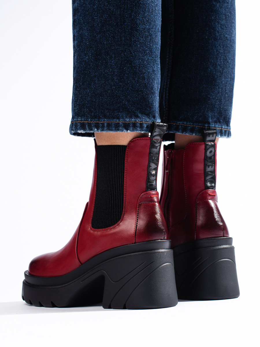 Designové červené dámské kotníčkové boty na plochém podpatku