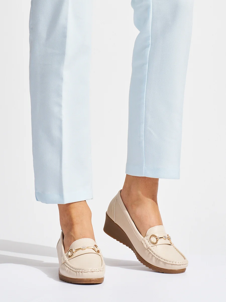 Hnedé dámske dizajnové mokasíny na klin 40