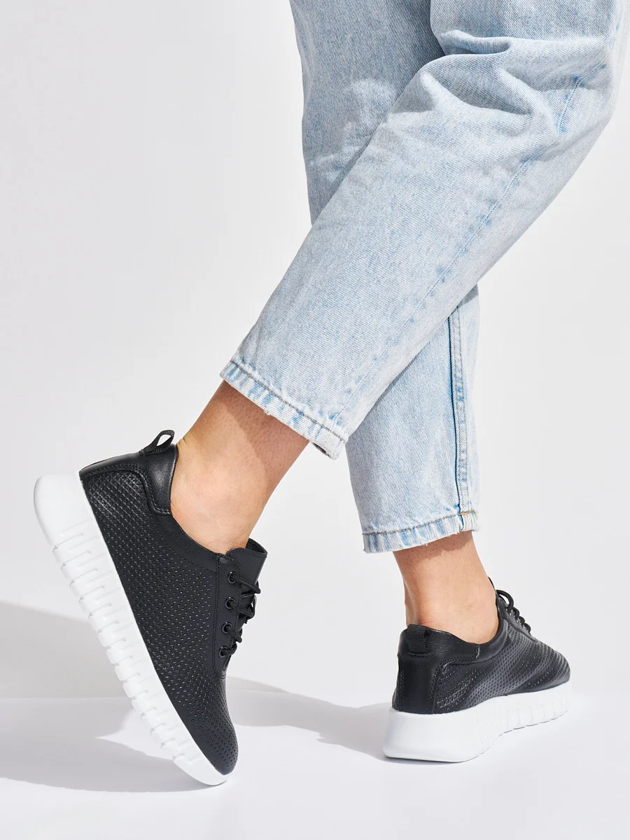 Štýlové dámske čierne topánky na platforme 36