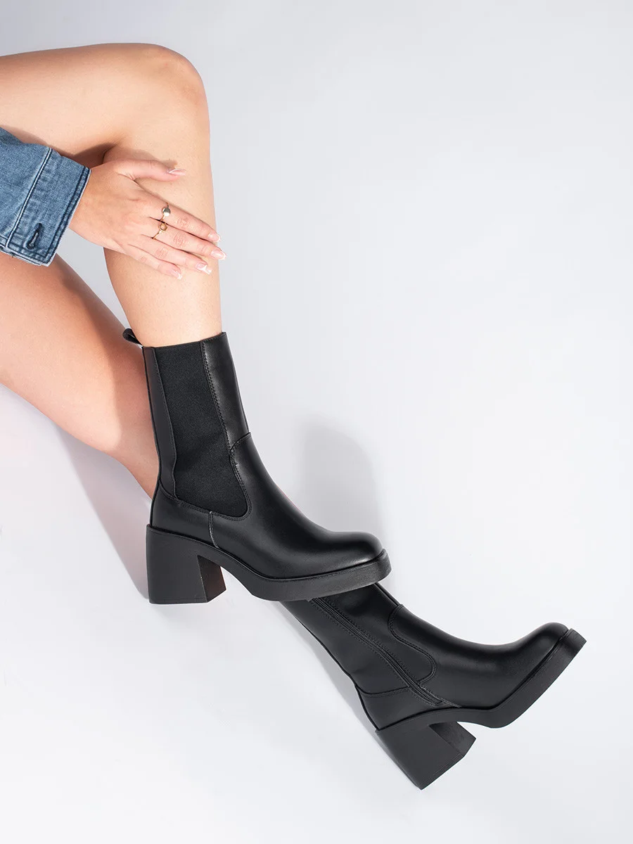Módne dámske čierne členkové topánky so širokým podpätkom 40