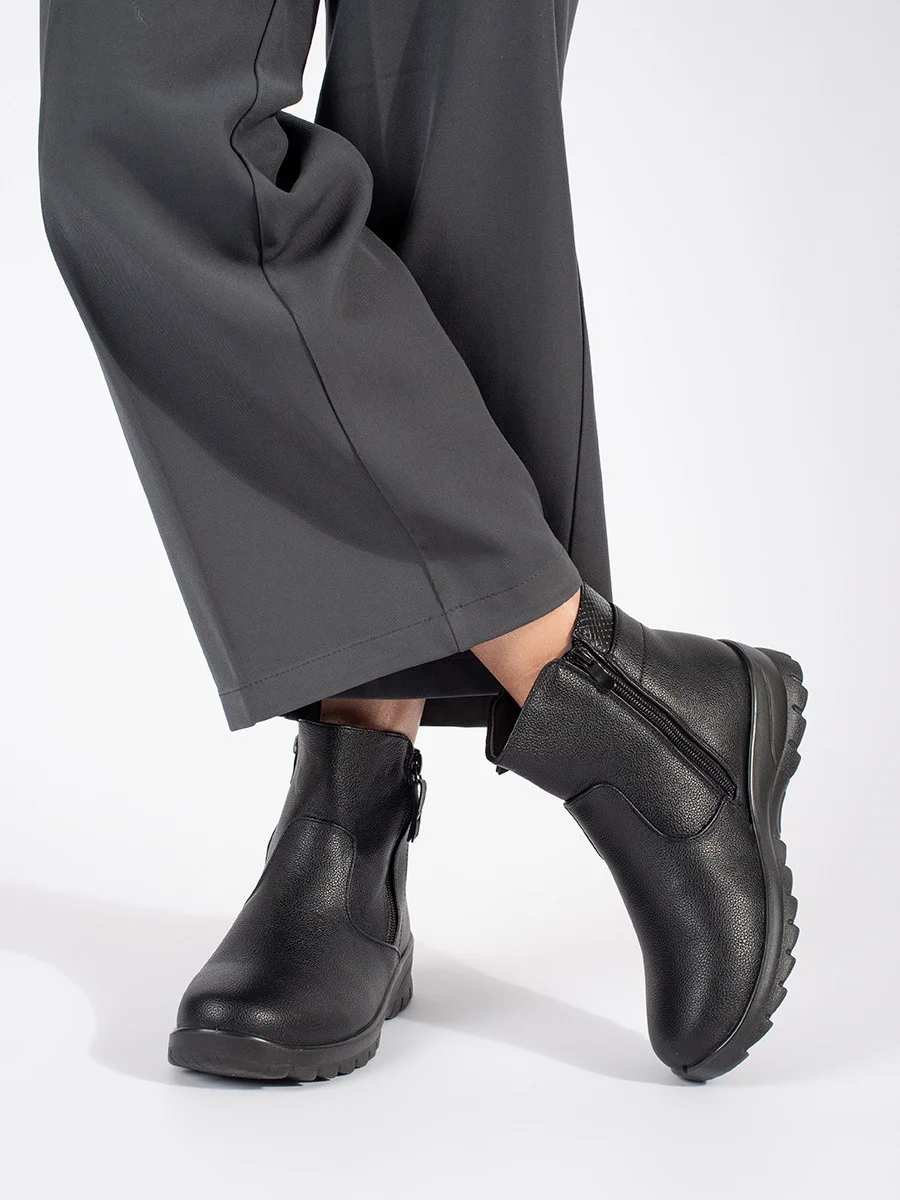 Pekné čierne dámske členkové topánky bez podpätku 37