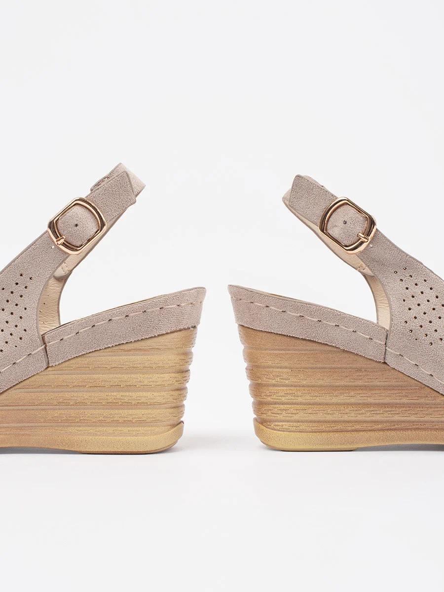 Exkluzívne sandále hnedej farby na klin 41