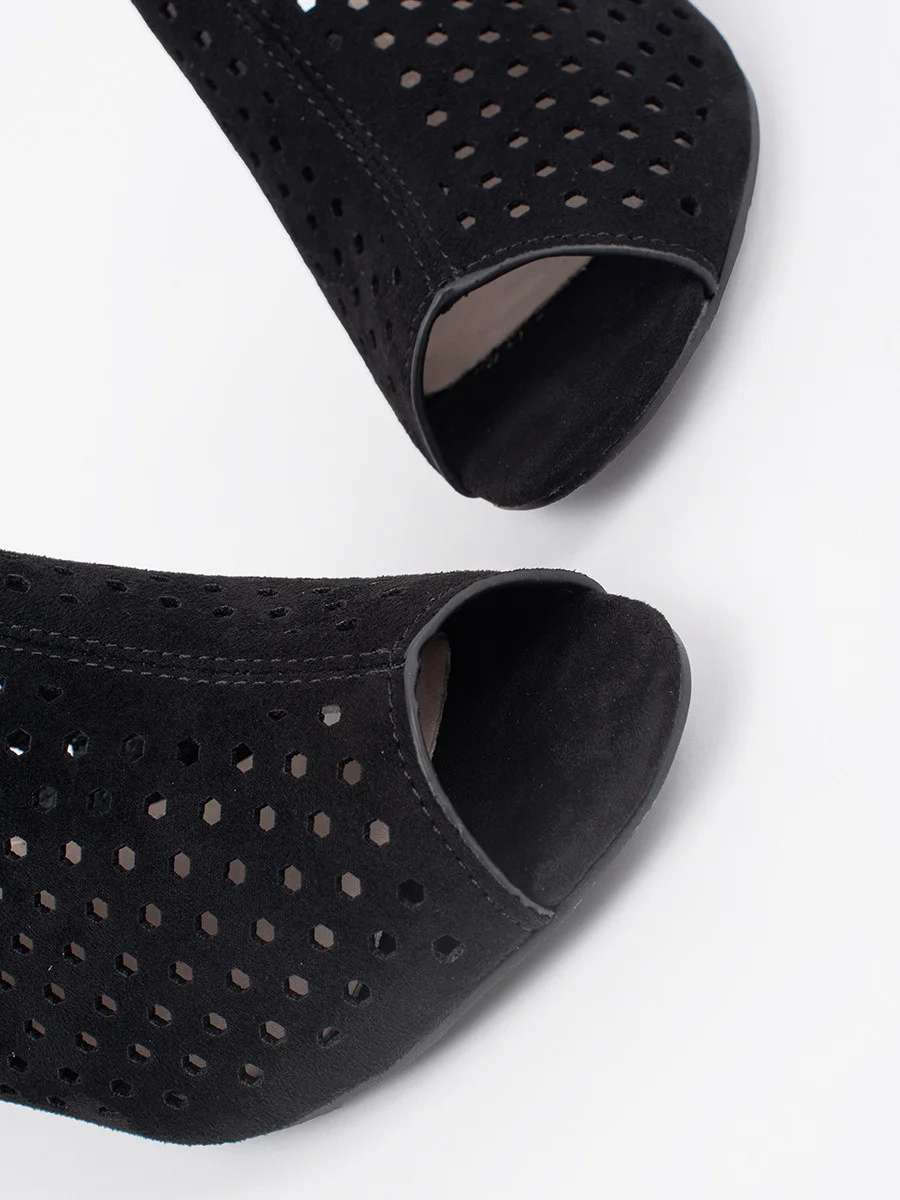 Vynikajúce dámske sandále čiernej farby na širokom podpätku 36