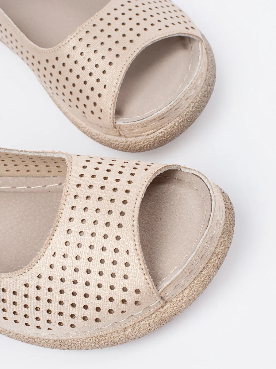 Moderné dámske sandále zlaté bez podpätku 36