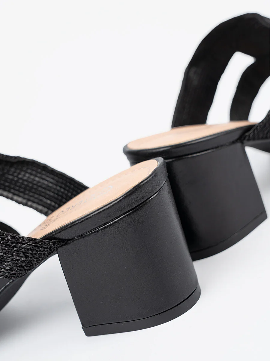 Zaujímavé dámske sandále čiernej farby na širokom podpätku 38