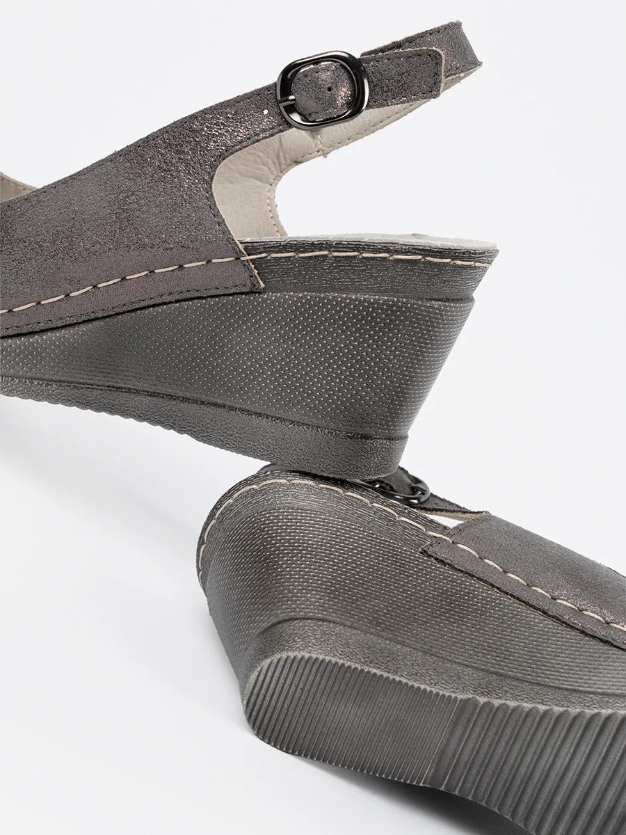 Moderné sivé a strieborné sandále pre ženy na klinoch 38