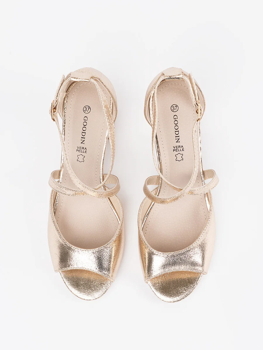 Moderné dámske zlaté sandále na širokom podpätku 36