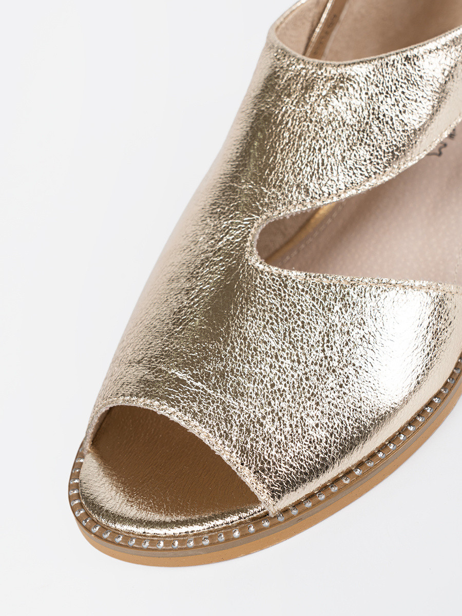 Dámske dizajnové zlaté sandále bez podpätku 36