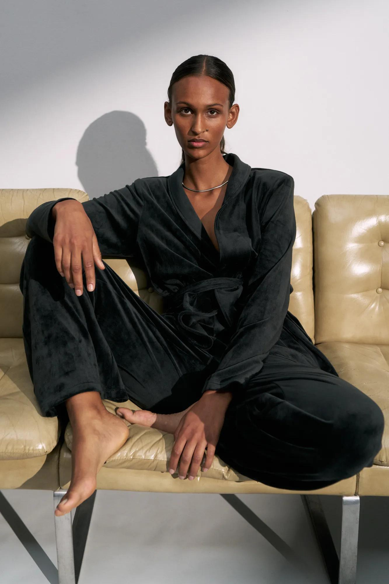 Zmyselný velúrový župan 01 - ČIERNY - TRIUMPH ČIERNY - TRIUMPH BLACK 38