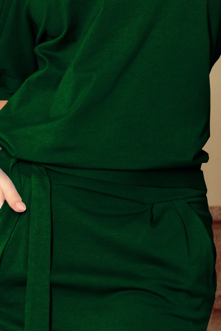 Dámské šaty v lahvově zelené barvě s krátkými rukávy model 7606649 S - numoco