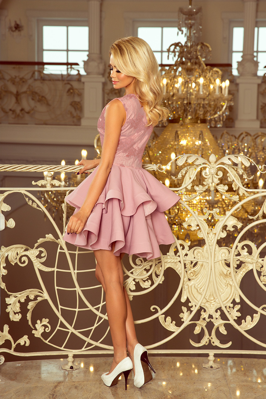 Exkluzivní dámské šaty v barvě lila s krajkovým výstřihem model 7638090 XL