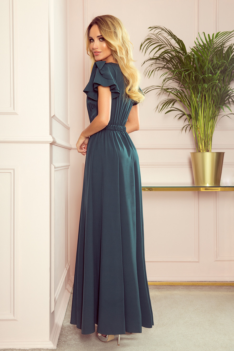 LIDIA - Dlouhé dámské šaty v lahvově zelené barvě s výstřihem a volánky 310-1 XL
