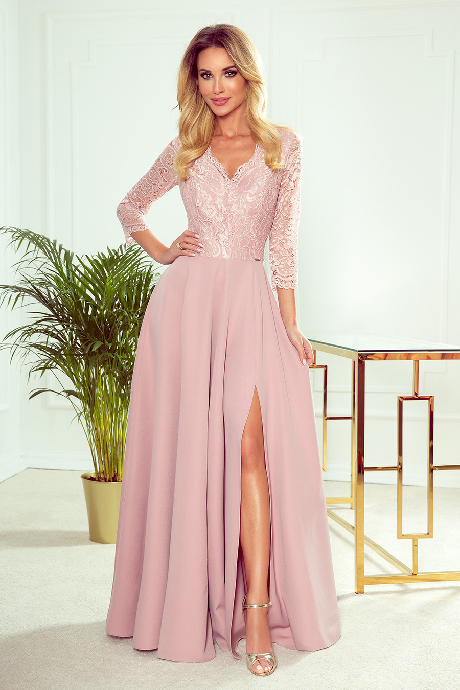 Elegantní dlouhé krajkové dámské šaty v pudrově růžové barvě s dekoltem M model 8869354 - numoco