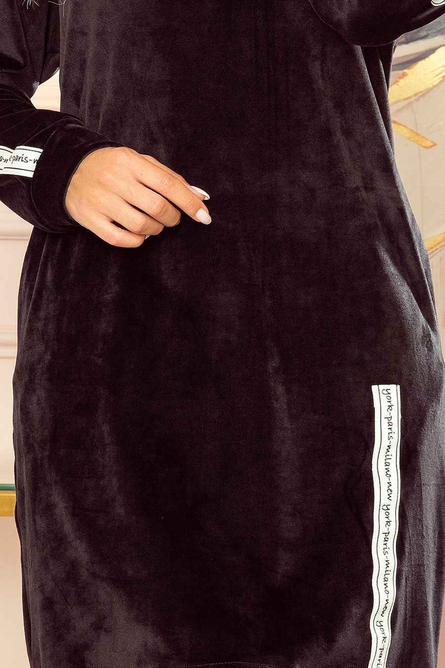 Černá velurová dámská mikina s kapucí a kapsami model 14376793 - numoco Možnost: L