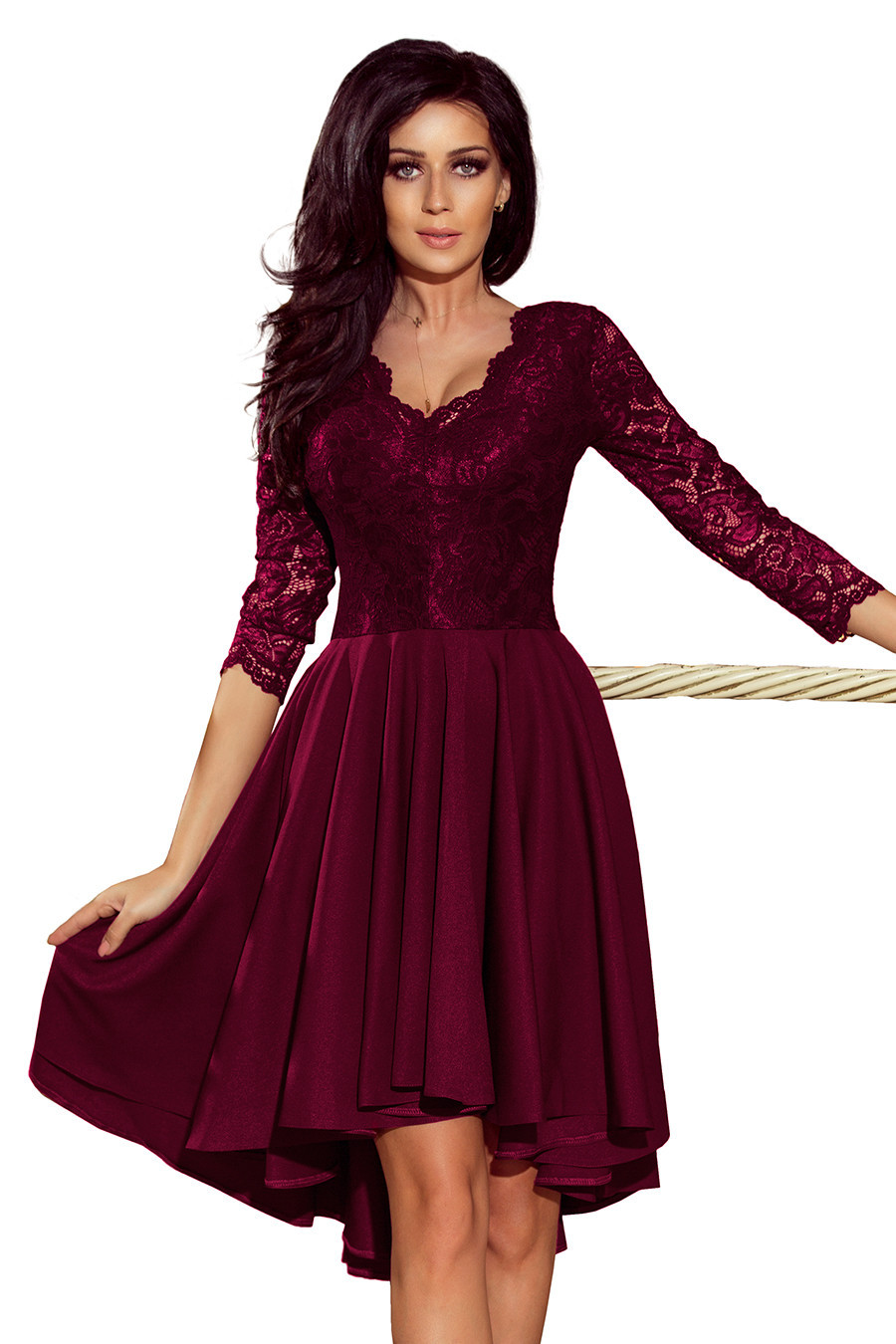 NICOLLE - Dámské šaty ve švestkové barvě s delším zadním dílem a krajkovým výstřihem 210-13 L