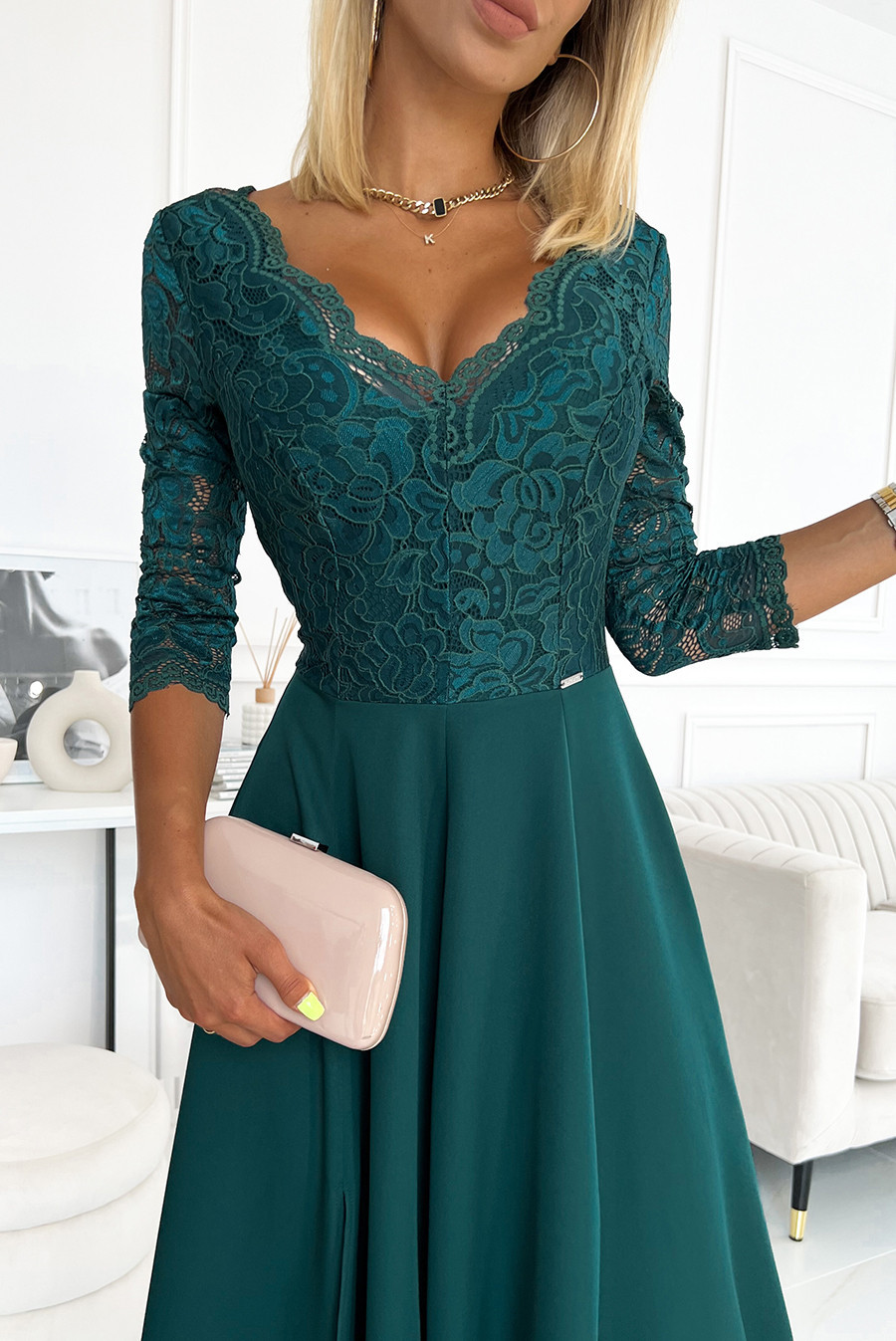 Elegantní dlouhé dámské krajkové šaty v lahvově zelené barvě s výstřihem S model 17691306 - numoco