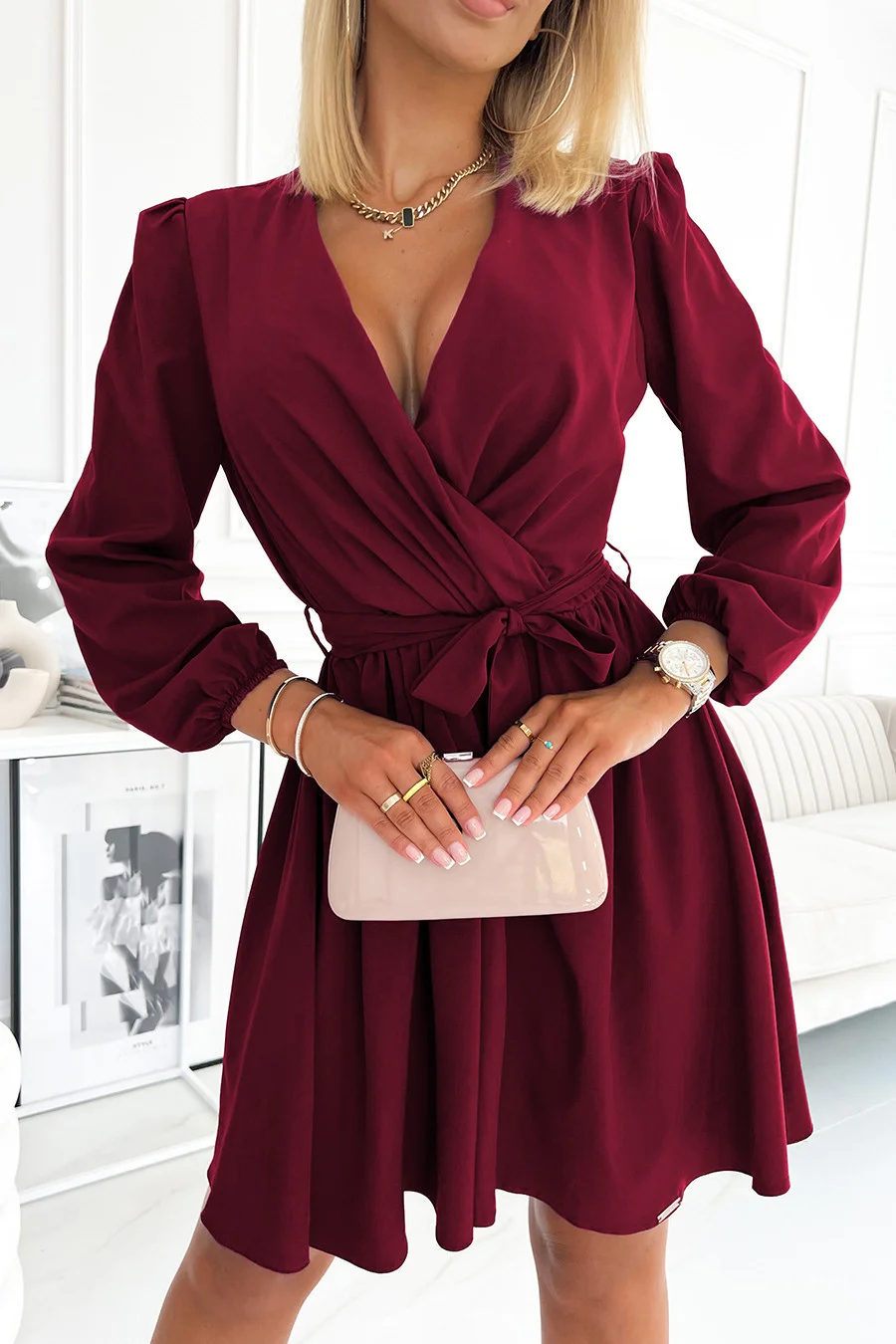 BINDY - Velmi žensky působící dámské šaty ve vínové bordó barvě s dekoltem 339-3 L/XL (obrázek 4)