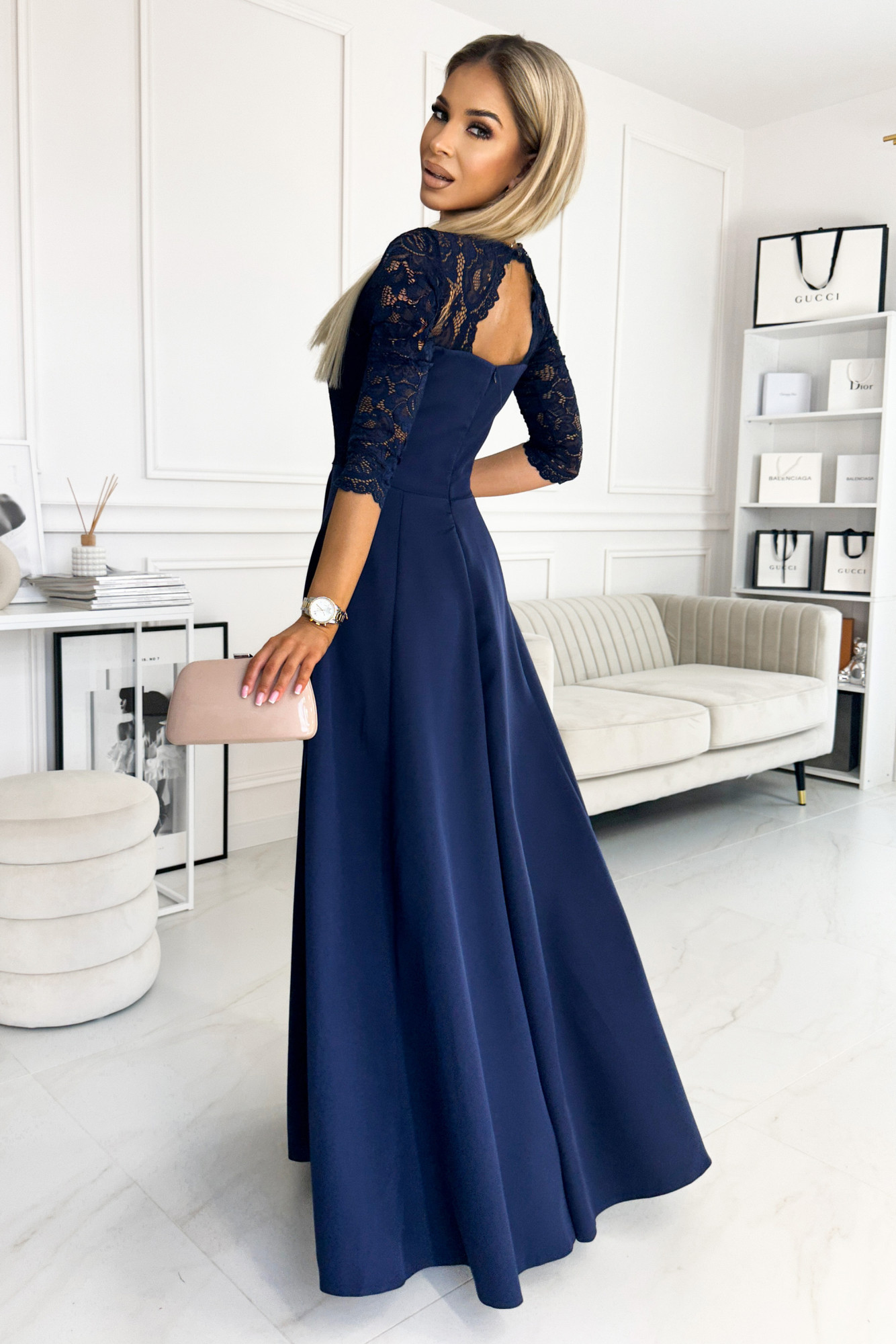 AMBER - Tmavě modré elegantní dámské dlouhé krajkové šaty s výstřihem 309-6 L