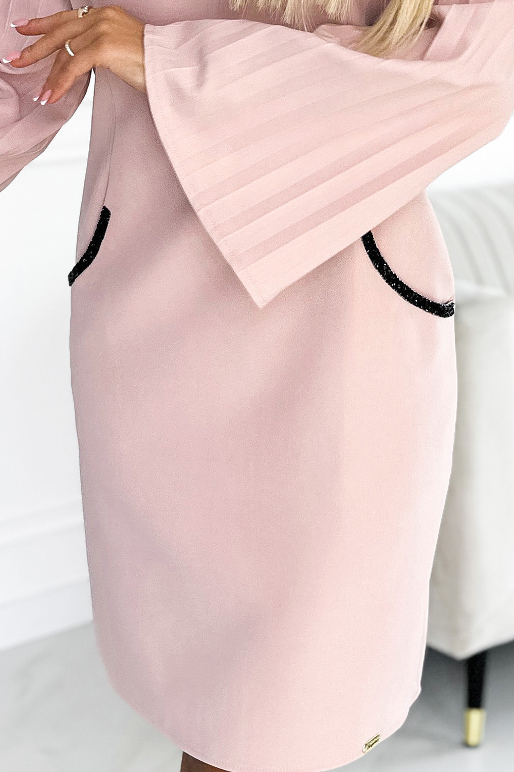Dámské šaty v pudrově růžové barvě s rukávy a kapsičkami model 18446677 - Bergamo Možnost: S