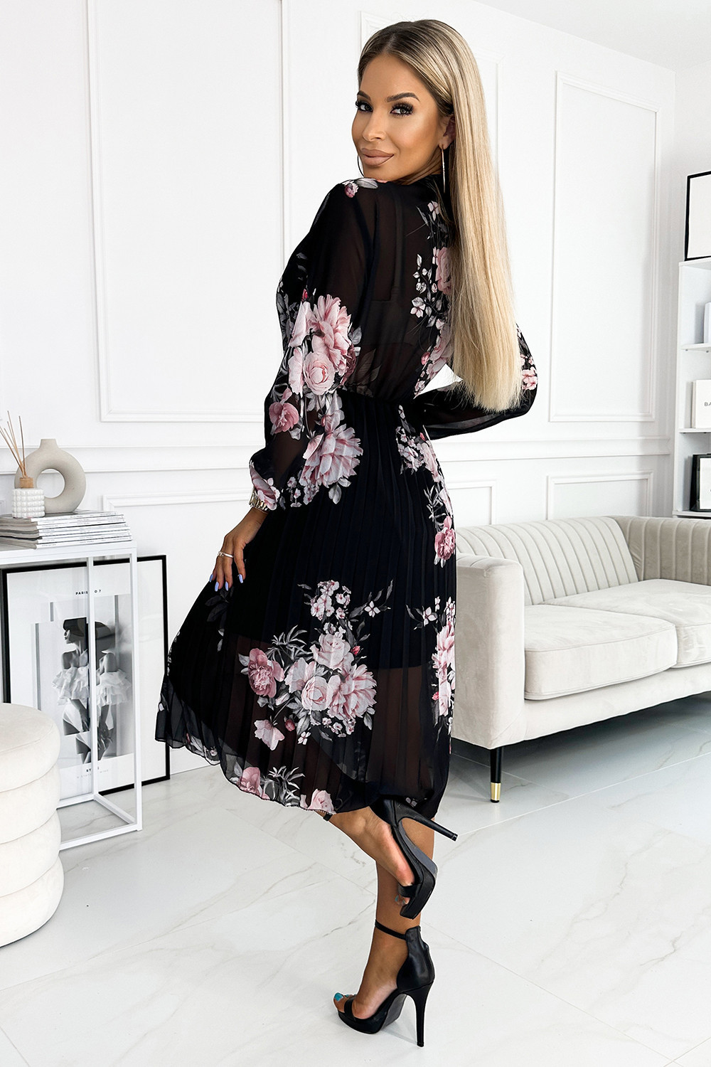 CARLA - Dámské plisované midi šaty s knoflíčky, dlouhým rukávy a se vzorem růží na černém pozadí 449-3 UNI