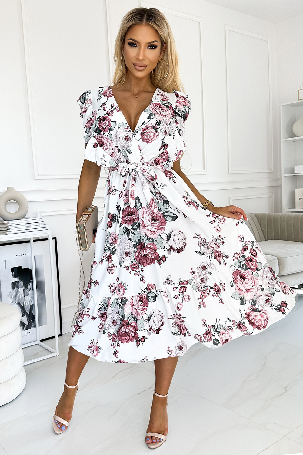 GABRIELLA - Bílé dámské šaty s volánky, výstřihem, zavazováním a se vzorem vínových bordó růží 466-1 UNI