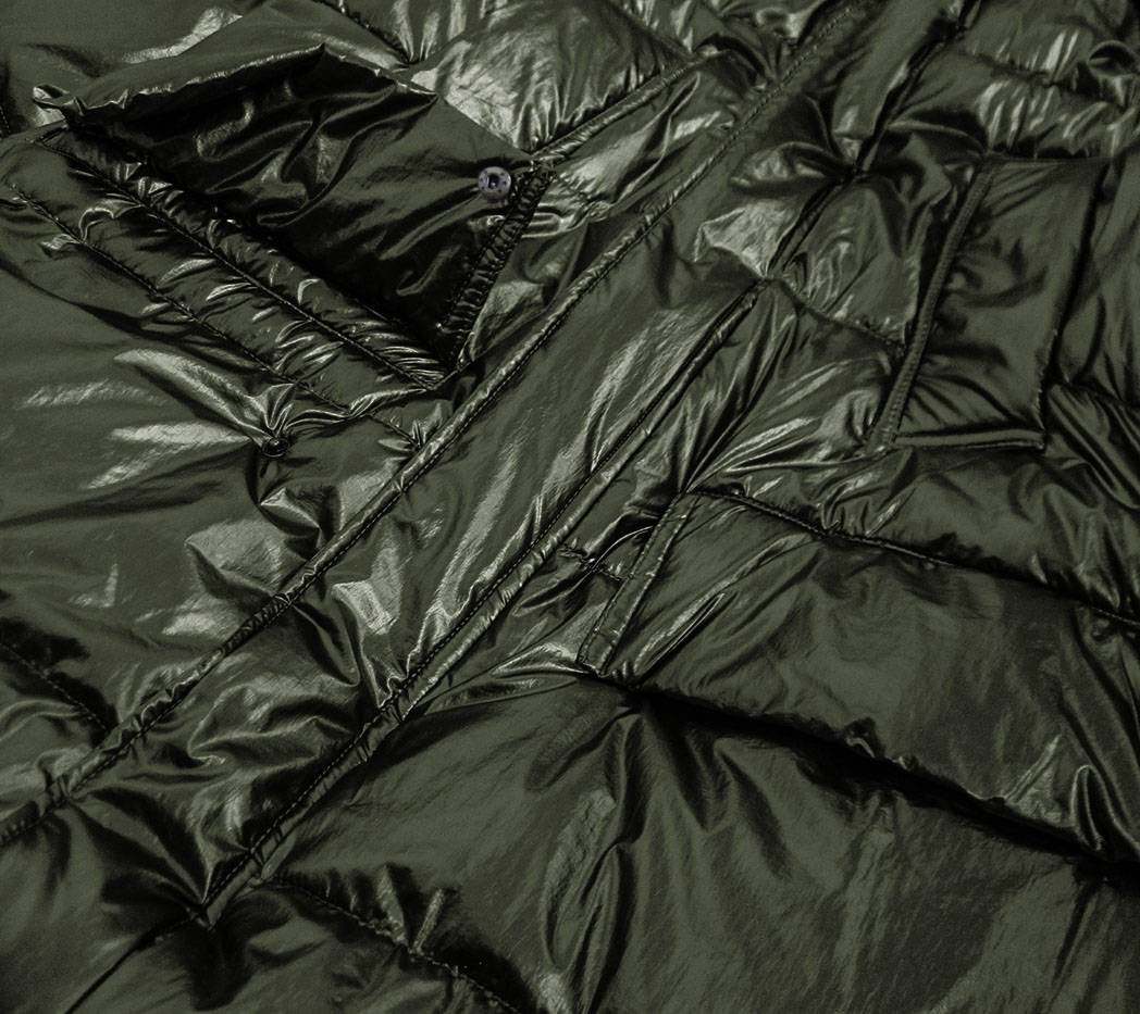 Dámská metalická zimní bunda v khaki barvě s kapucí (8295) odcienie zieleni M (38)