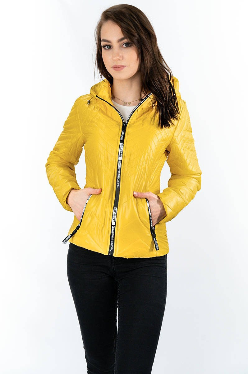 Krátká žlutá prošívaná dámská bunda s kapucí model 14764898 žlutá XL (42) - S'WEST