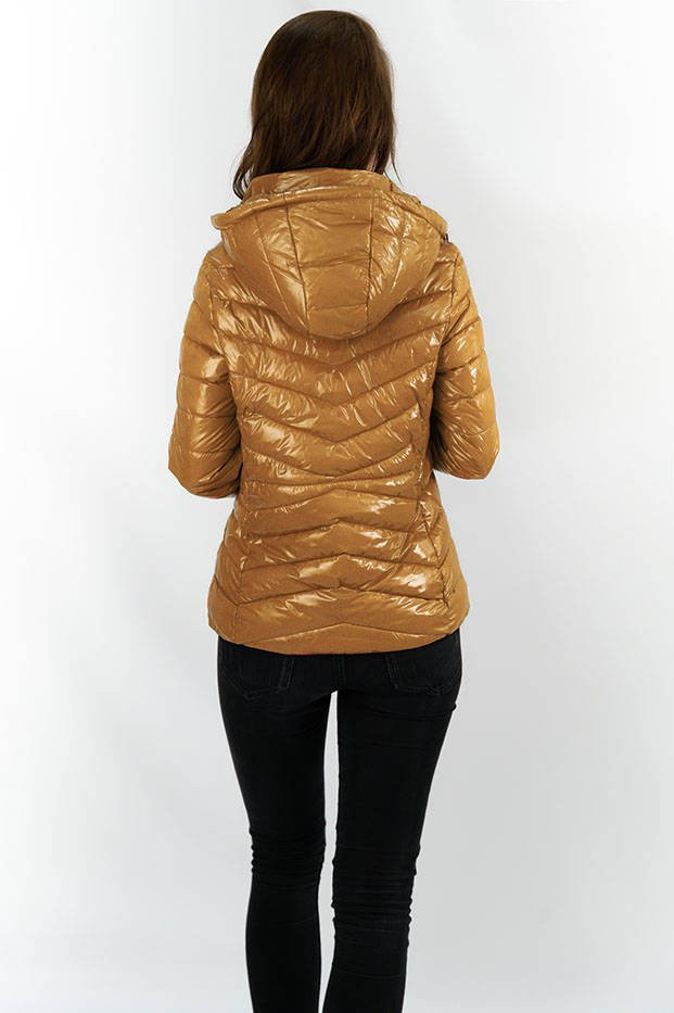 Krátká prošívaná dámská bunda v hořčicové barvě s kapucí (CAN-333) odcienie brązu M (38)