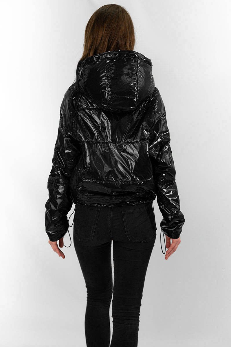 Černá lesklá prošívaná dámská bunda (B9560) černá L (40)