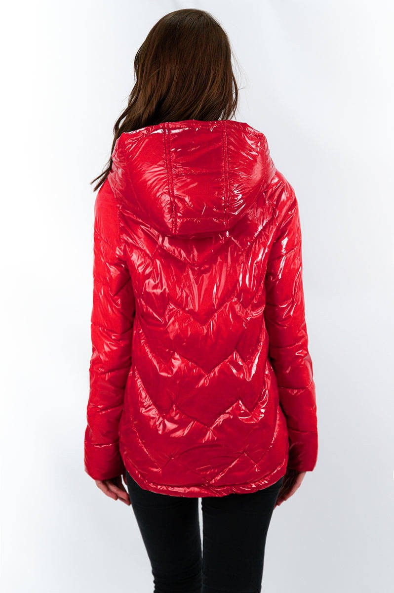Červená prošívaná dámská bunda s kapucí (R9562) odcienie czerwieni XXL (44)
