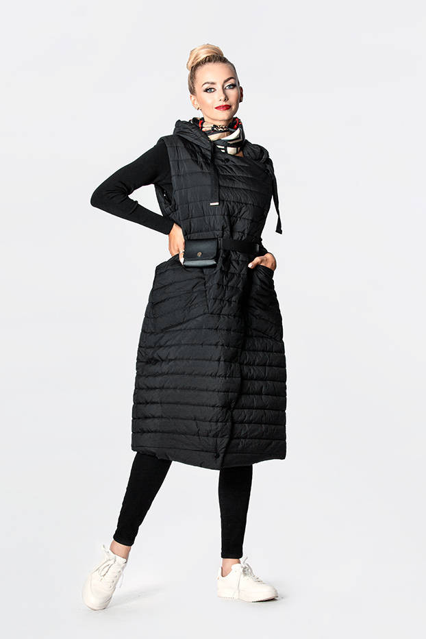 Dlouhá černá dámská prošívaná vesta model 15834490 černá S (36) - Ann Gissy