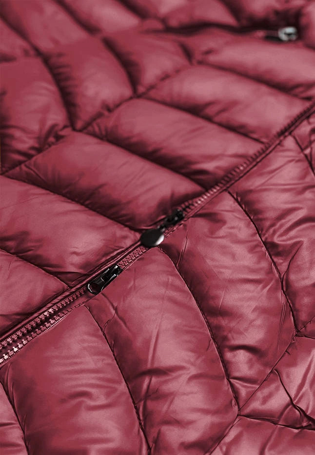 Dámska prešívaná bunda vo vínovej farbe s kapucňou (8916-b) odstíny červené S (36)