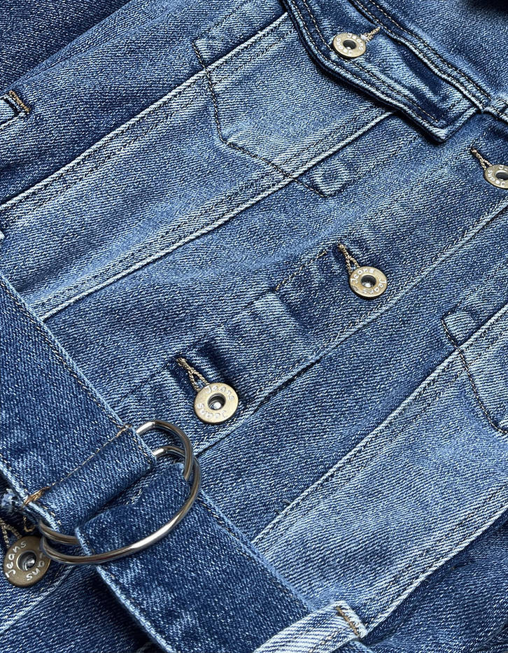 Světle modrá krátká džínová bunda s páskem (CK1914) odcienie niebieskiego M (38)