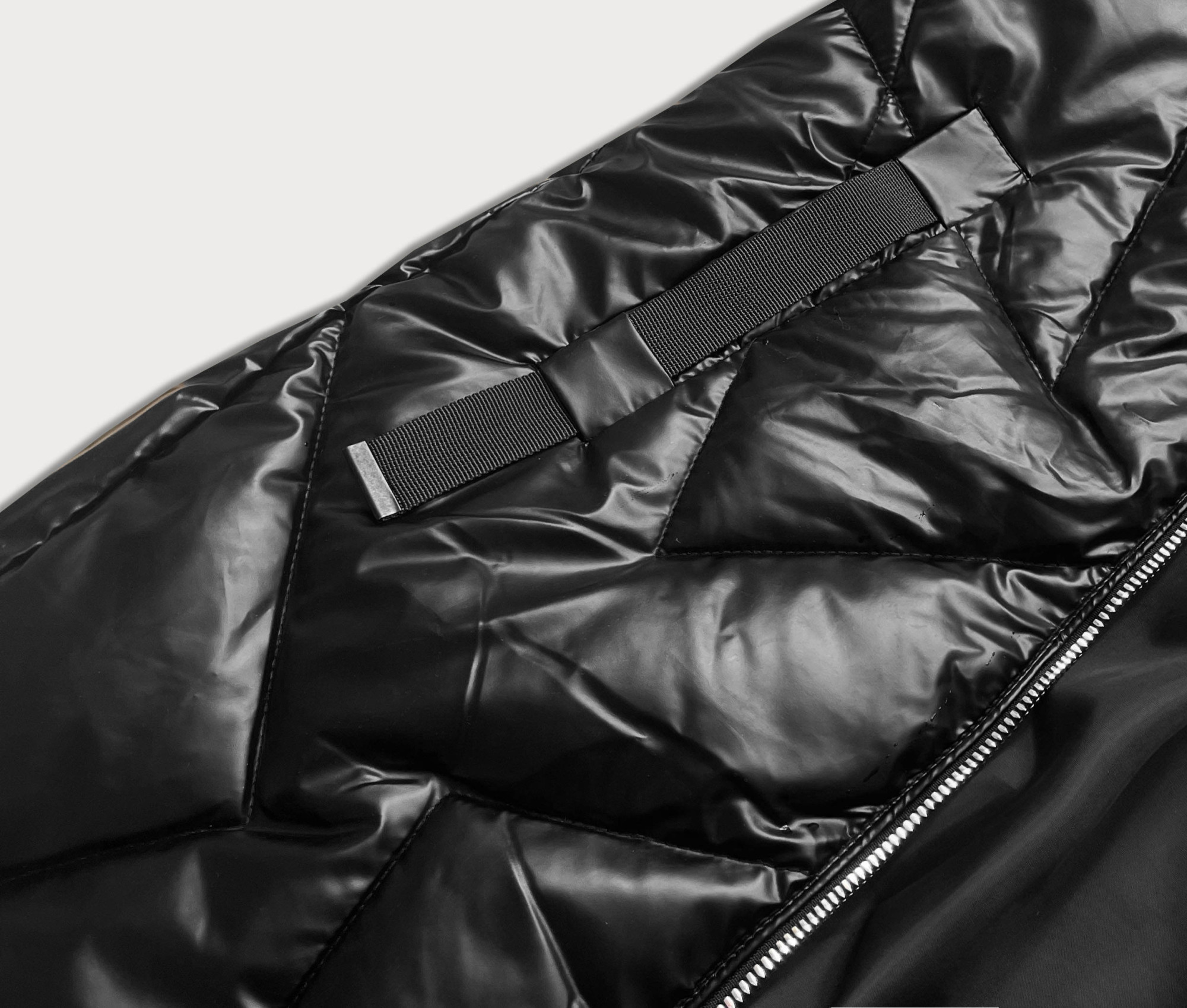 Černo-hnědá dámská zimní bunda s kapucí (5m775-392) odcienie czerni XL (42)