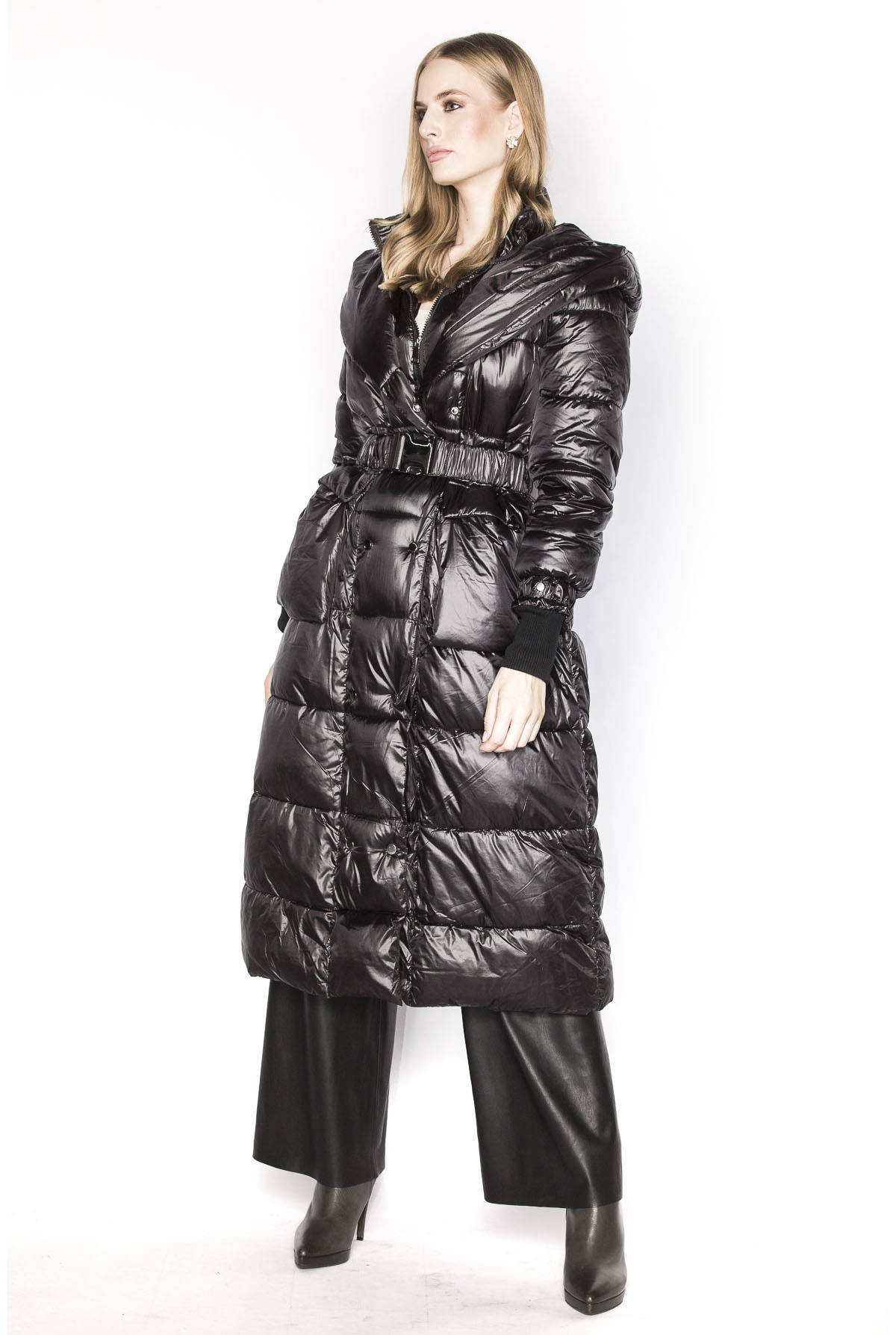 Dlouhá černá dámská bunda s opaskem (AG8-8002) odcienie czerni XL (42)
